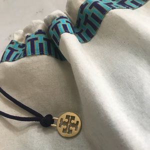 Tory Burch Dust Bag: logo print & gold logo charm
